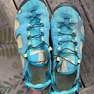 Water shoes y Salomon. Worn a couple of times. Size 6.5. Fits 7 too